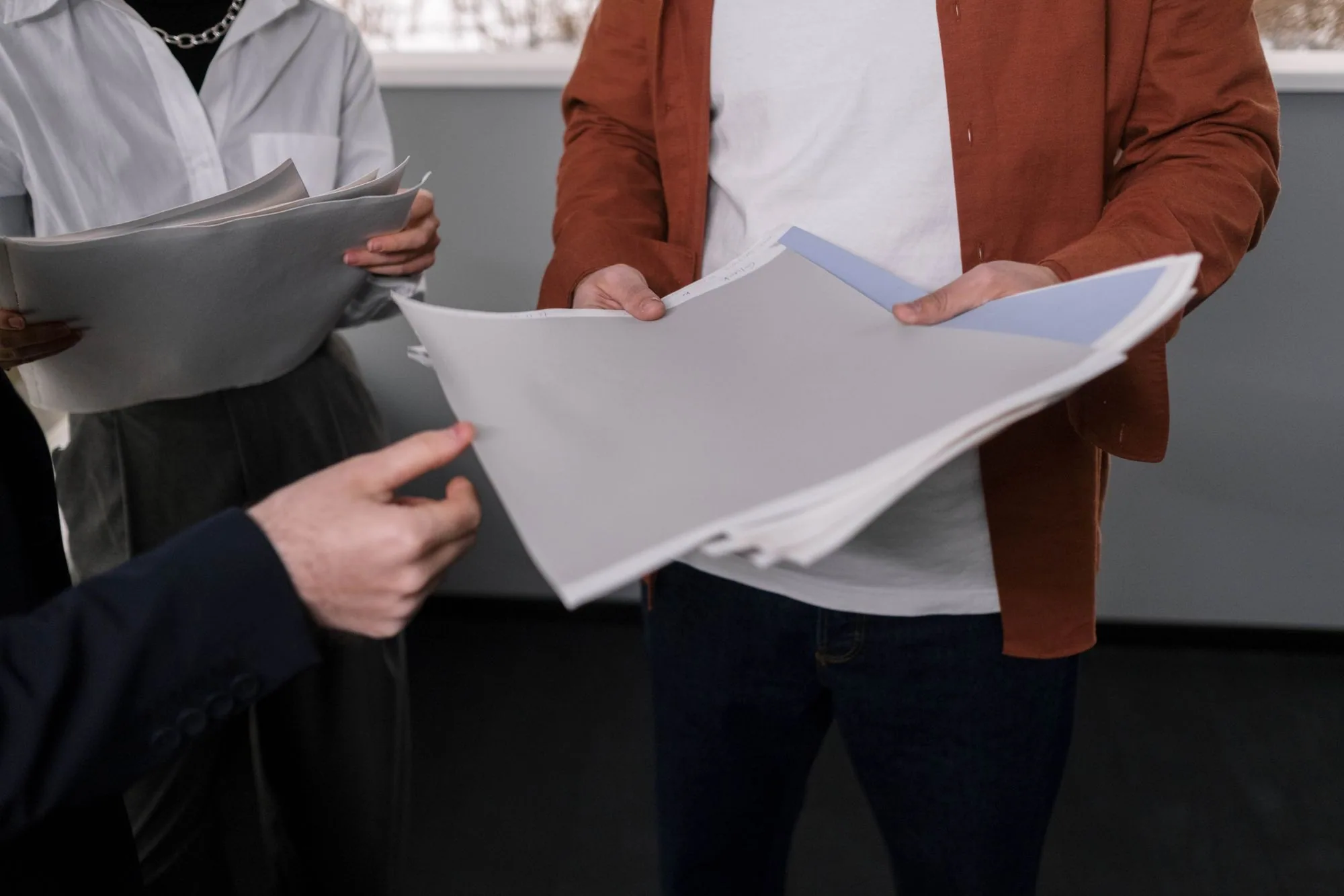 Deux personnes échangent autour d’un projet